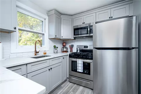 77 Reed St, Warwick, RI 02886 photo 4