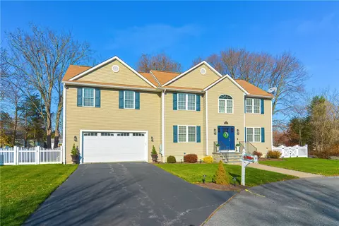 9 Elm Farm Dr, Bristol, RI 02809