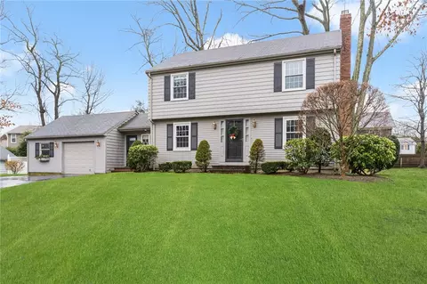 34 Tomahawk Trl, Cranston, RI 02921