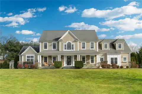 7 Stable Dr, Cranston, RI 02831