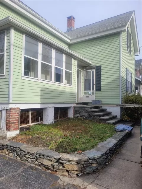 80 Vanzandt Ave, Newport, RI 02840