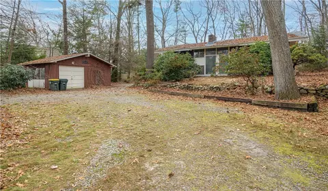 19 Maplecrest Dr, Smithfield, RI 02828