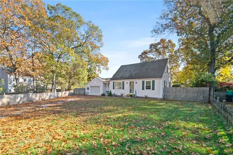 88 Fairway Ln, Warwick, RI 02889