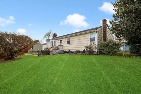 14 Valhalla Dr, Portsmouth, RI 02871