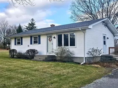 10 Pequot Ln, Hopkinton, RI 02804