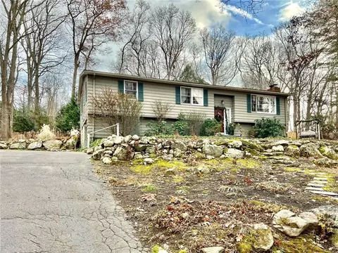 28 Springdale Dr, South Kingstown, RI 02881