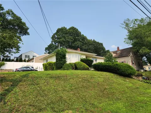 33 Pilla Dr, Warwick, RI 02886