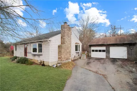 17 Edgewood Ave, Hopkinton, RI 02804