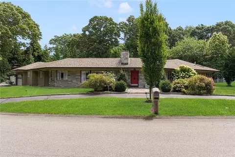300 Crestwood Rd, Warwick, RI 02886