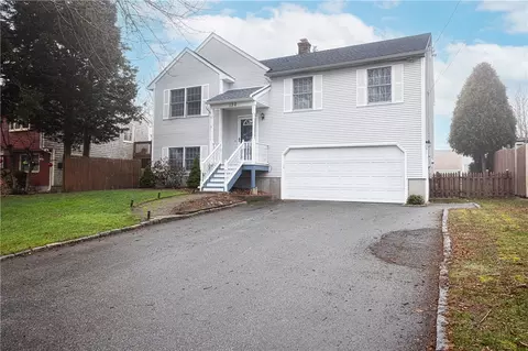 130 King Phillip St, Portsmouth, RI 02871