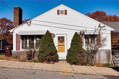 31 Verdun St, Woonsocket, RI 02895 photo 2
