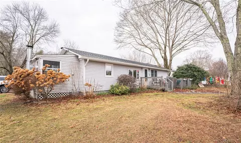 8 Spruce Dr, Scituate, RI 02831