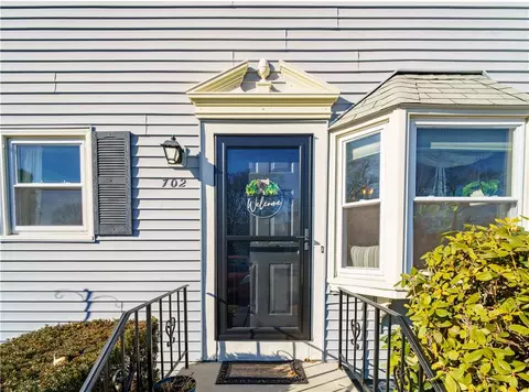 702 Woodhaven Ct, Cranston, RI 02920