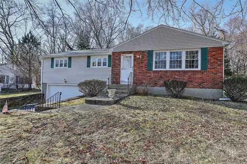 8 Musket Rd, Lincoln, RI 02865