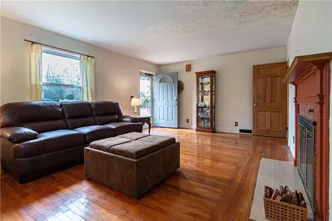 40 Dyer St, Warren, RI 02885 photo 3