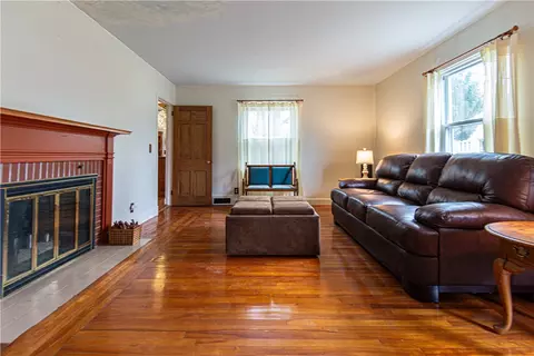 40 Dyer St, Warren, RI 02885 photo 2
