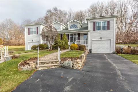 9 Countryside Dr, Smithfield, RI 02917