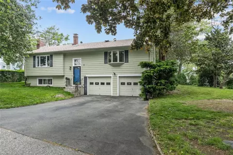 1 Granada Ter, Middletown, RI 02842