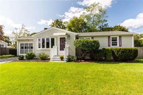 29 Moccasin Dr, Warwick, RI 02889