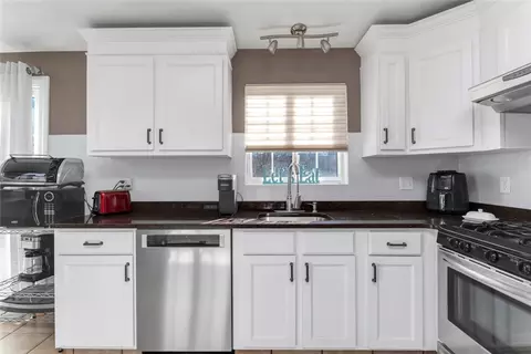 36 Step Cir, Warwick, RI 02889 photo 17