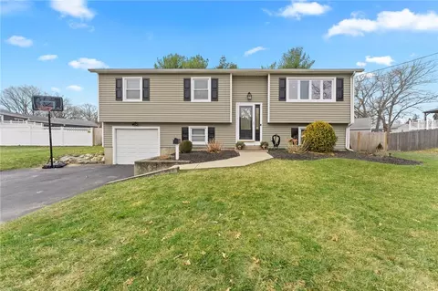 11 Lawnwood Rd, Coventry, RI 02816