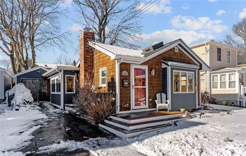 10 Coggeshall Ave, Bristol, RI 02809