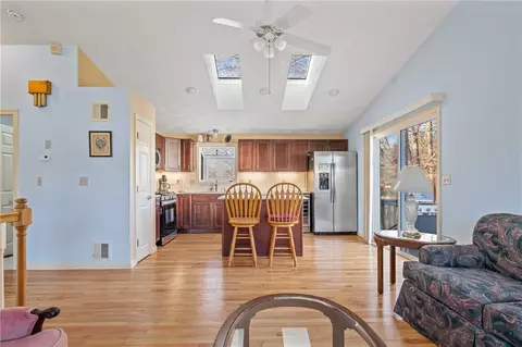 20 Devon Ct, Warwick, RI 02889 photo 6