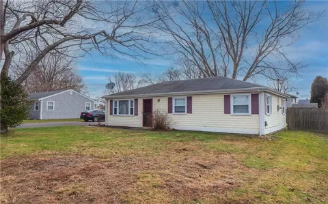 10 Reardon Dr, Middletown, RI 02842