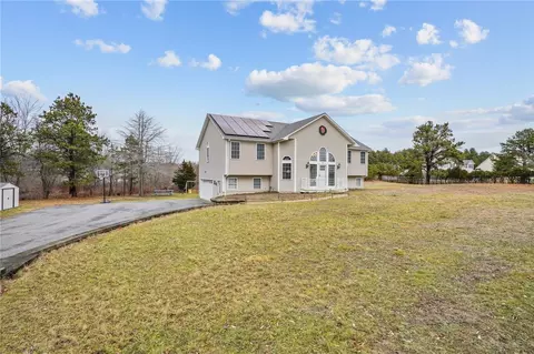 22 Alexandra Dr, Freetown, MA 02702