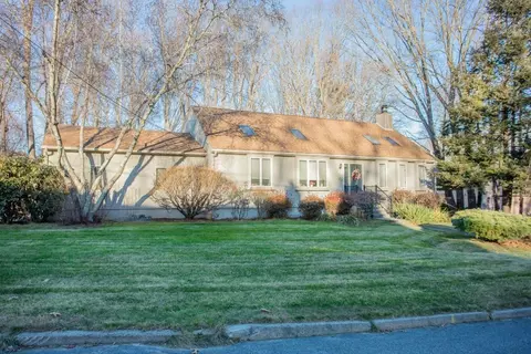 42 Macintosh Dr, Cranston, RI 02921