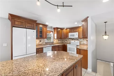 76 Leslie Rd, Warwick, RI 02888 photo 9