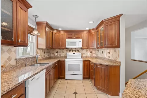 76 Leslie Rd, Warwick, RI 02888 photo 6