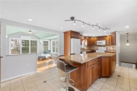 76 Leslie Rd, Warwick, RI 02888 photo 4
