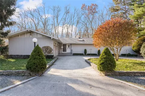 2 Lampercock Ln, Lincoln, RI 02865