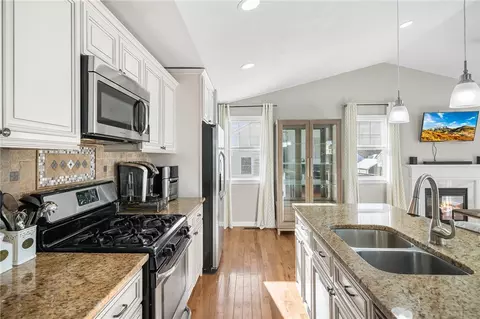 119 Danielle Dr, Woonsocket, RI 02895 photo 10