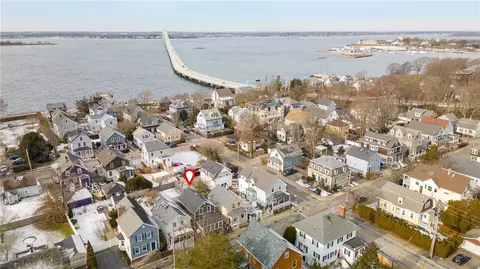 90 3rd St, Newport, RI 02840