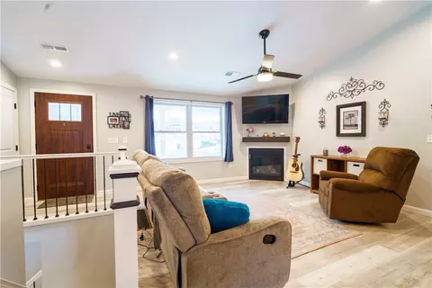 Living - 267 Boulder View Dr, Warwick, RI 02886 photo 2 of 4