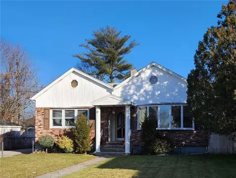 9 Bradley St, Pawtucket, RI 02861