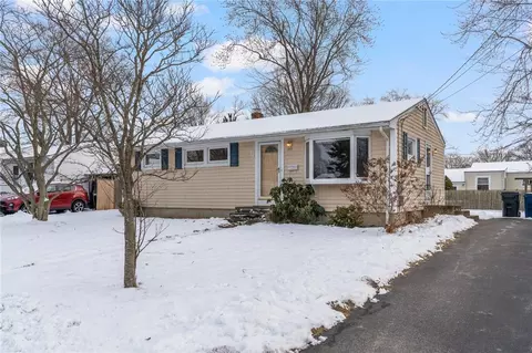 44 Hoyt St, Warwick, RI 02886
