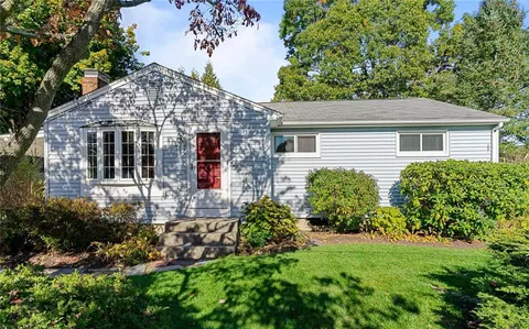 105 Lockhaven Rd, Warwick, RI 02889