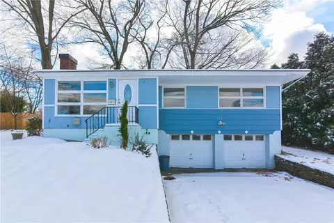 10 Harrington Dr, Johnston, RI 02919