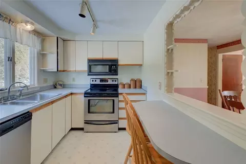 2 Forest Rd, Bristol, RI 02809 photo 7