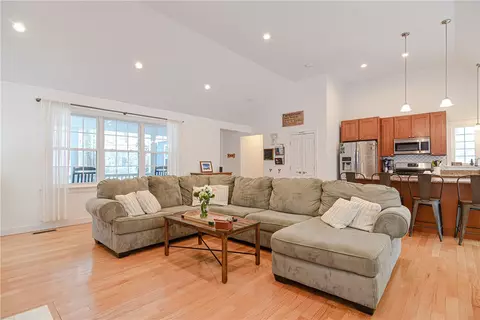 122 Hurst Ln, Tiverton, RI 02878