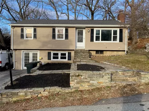 14 Rosella St, Coventry, RI 02816