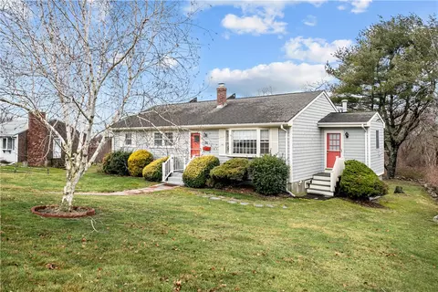 26 Pocahontas Dr, Middletown, RI 02842