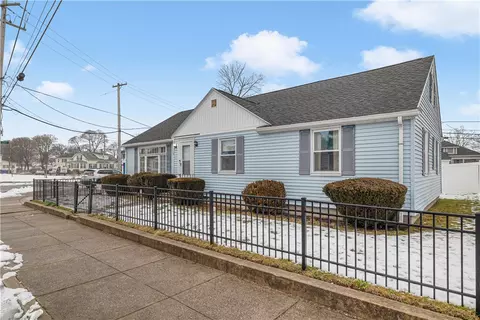 78 Warwick Rd, Pawtucket, RI 02861