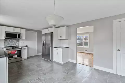 4 Rodney Rd, Warwick, RI 02889 photo 11