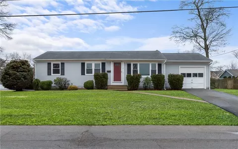4 Rodney Rd, Warwick, RI 02889 photo 2