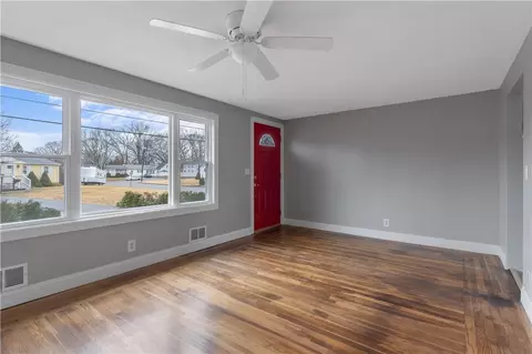 4 Rodney Rd, Warwick, RI 02889 photo 9