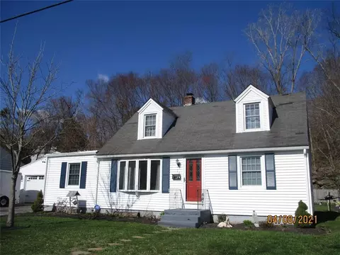 15 Brookdale Dr, West Warwick, RI 02893